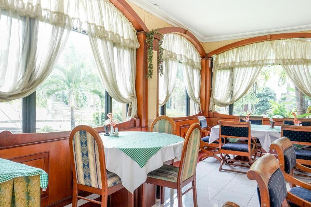 Готель Istana Permata Juanda Sawotratap Екстер'єр фото