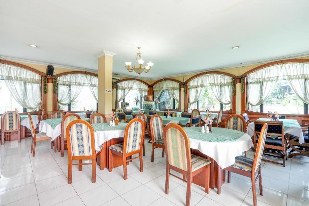 Готель Istana Permata Juanda Sawotratap Екстер'єр фото