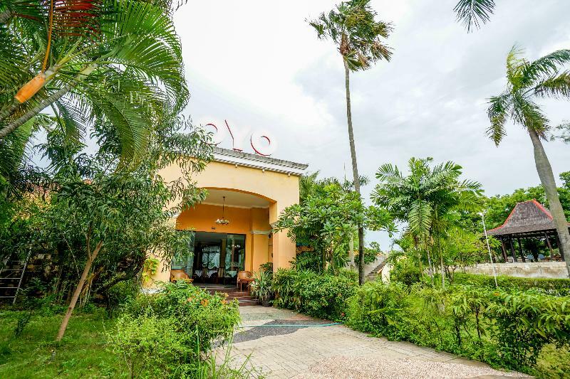 Готель Istana Permata Juanda Sawotratap Екстер'єр фото